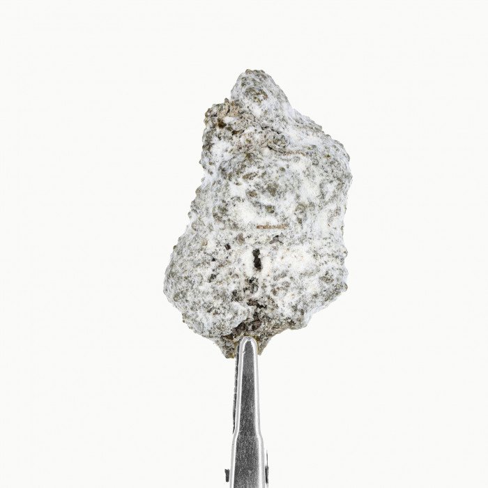 La Deli White est une fleur de CBD transformée, imprégnée de cristaux de CBD à 99,8%, offrant des arômes citronnés intenses. Conçue pour les amateurs de sensations fortes, cette variété givrée combine subtilement les arômes de wax et de fleurs, offrant une expérience riche et stimulante.